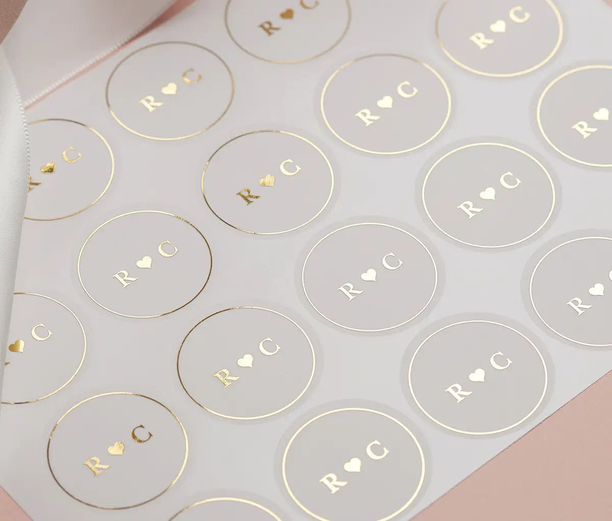 Kāzu uzlīmes ar personalizētiem iniciāļiem un sirds grafiku