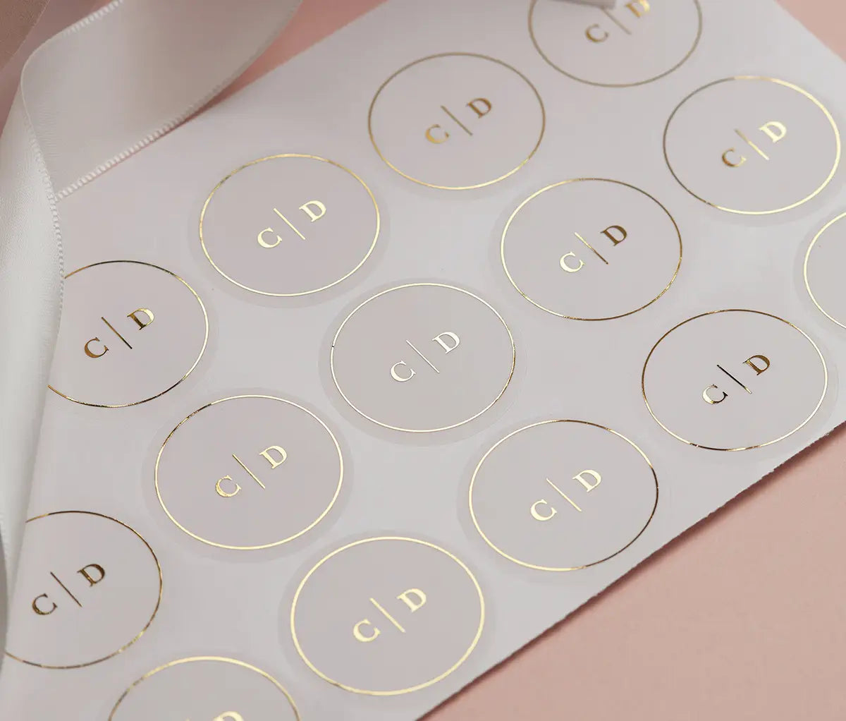 Kāzu uzlīmes ar personalizētiem iniciāļiem