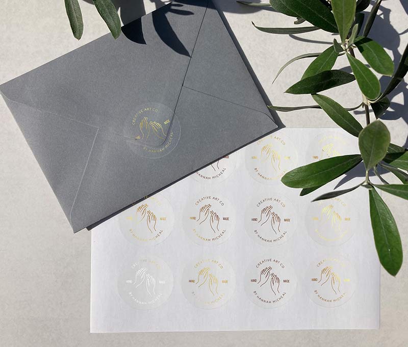 Rokām darināts ar mīlestību uzlīmes ar personalizētu nosaukumu 