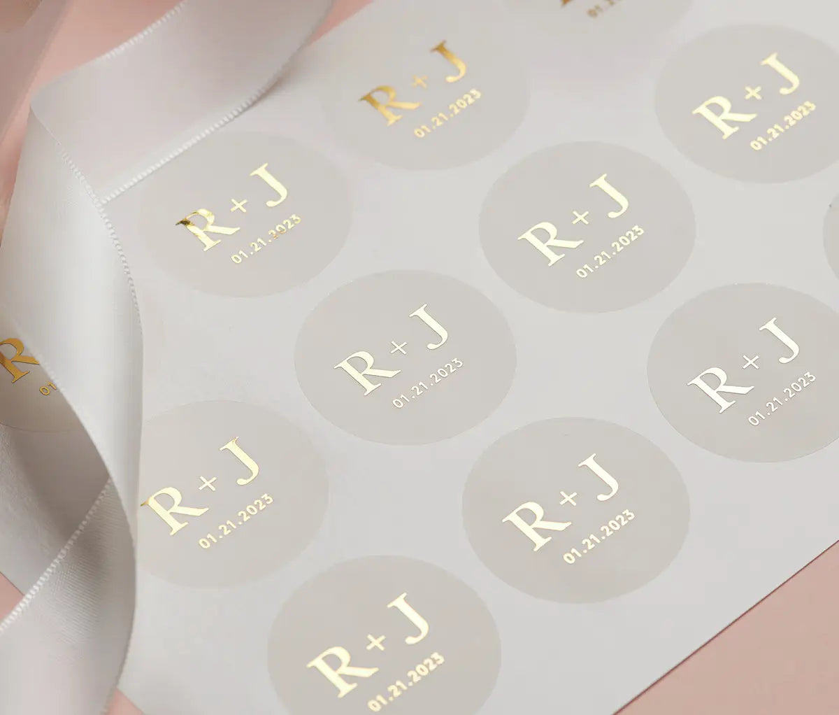 Kāzu uzlīmes ar personalizētiem iniciāļiem un datumu 