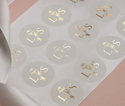 Kāzu uzlīmes ar personalizētiem iniciāļiem un rozes grafiku